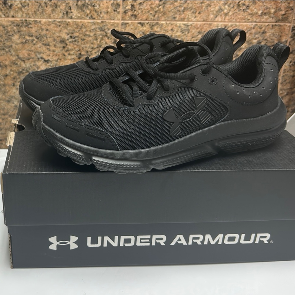 Under Armour Black Athletic Shoes Sleek Design